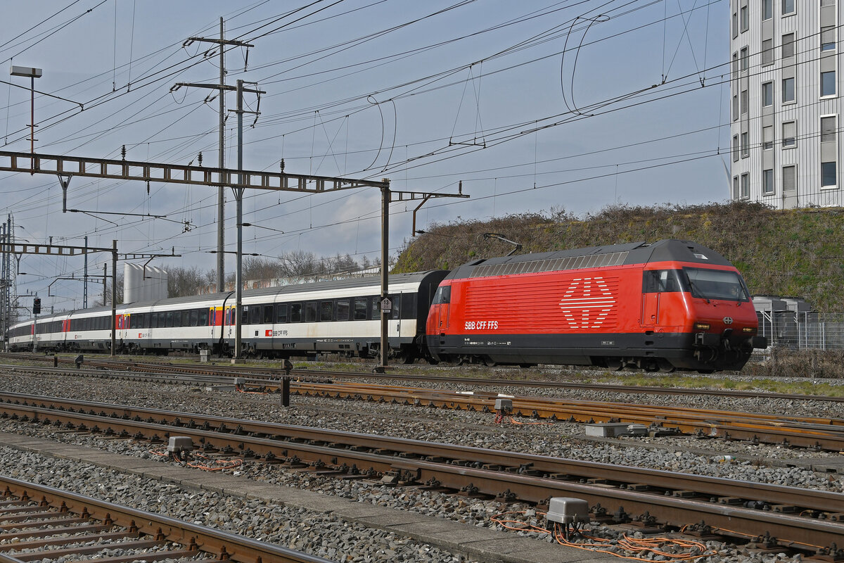 Re 460 092-0 durchfährt am 23.02.2023 den Bahnhof Pratteln.
