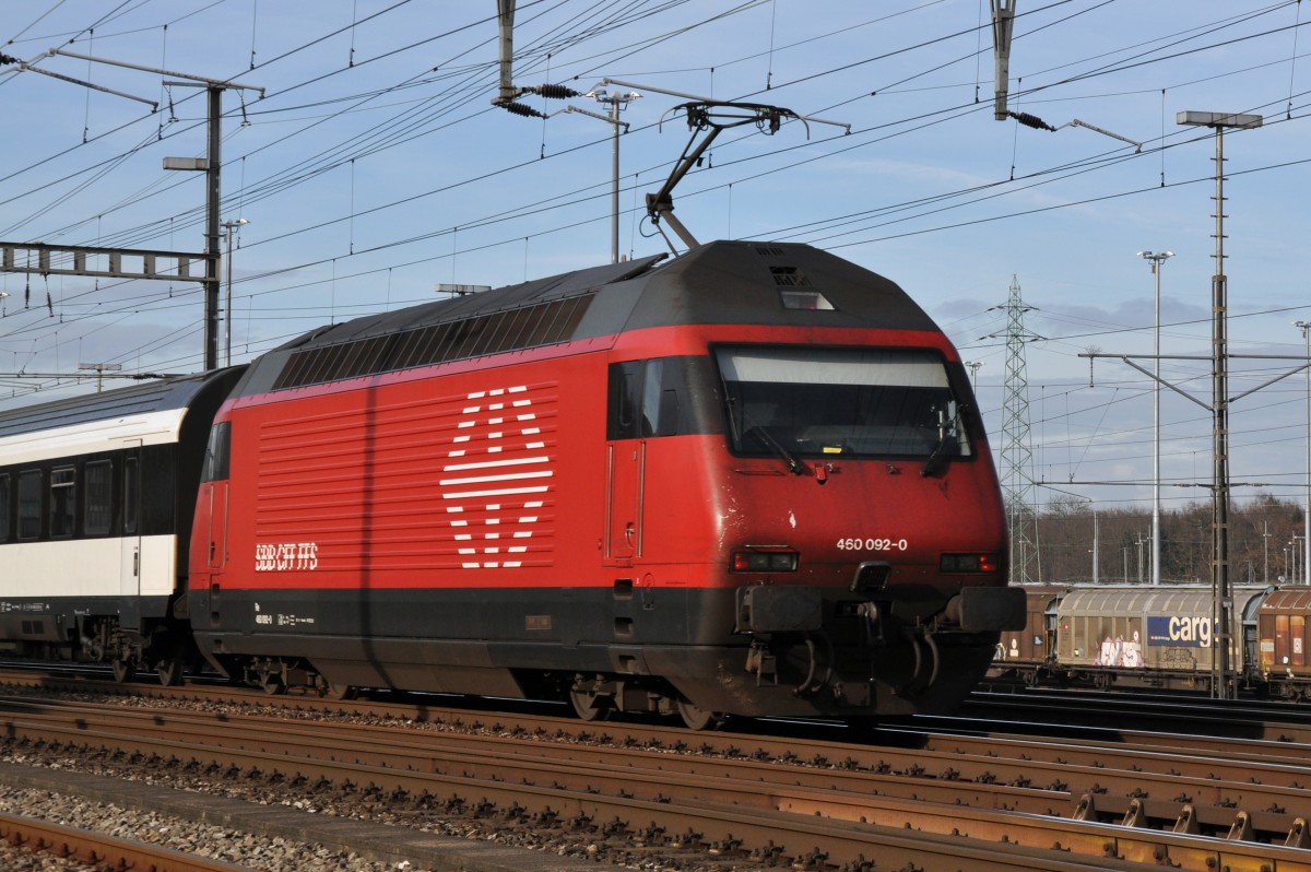 Re 460 092-0 durchfährt den Bahnhof Muttenz. Die Aufnahme stammt vom 08.01.2014.
