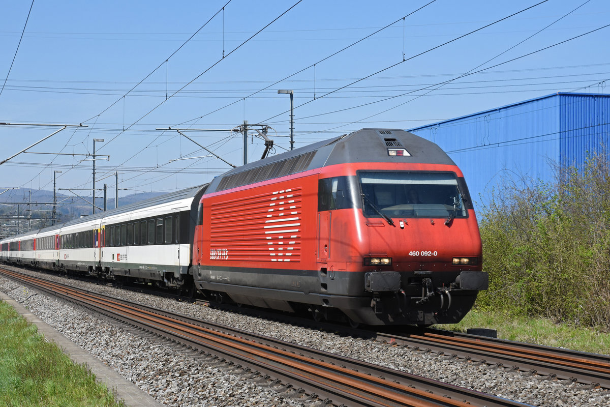 Re 460 092-0 fährt Richtung Bahnhof Itingen. Die Aufnahme stammt vom 18.04.2019.