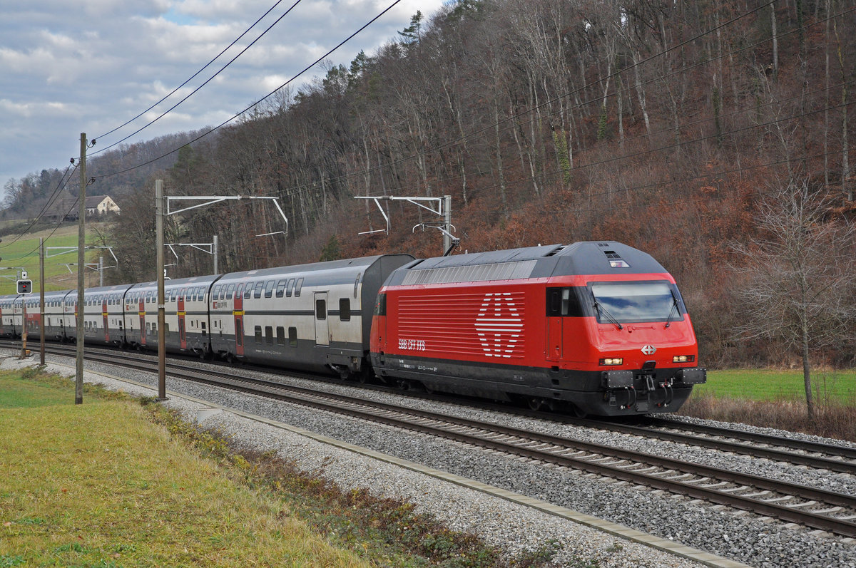 Re 460 092-0 fährt Richtung Bahnhof Tecknau. Die Aufnahme stammt vom 19.12.2020.