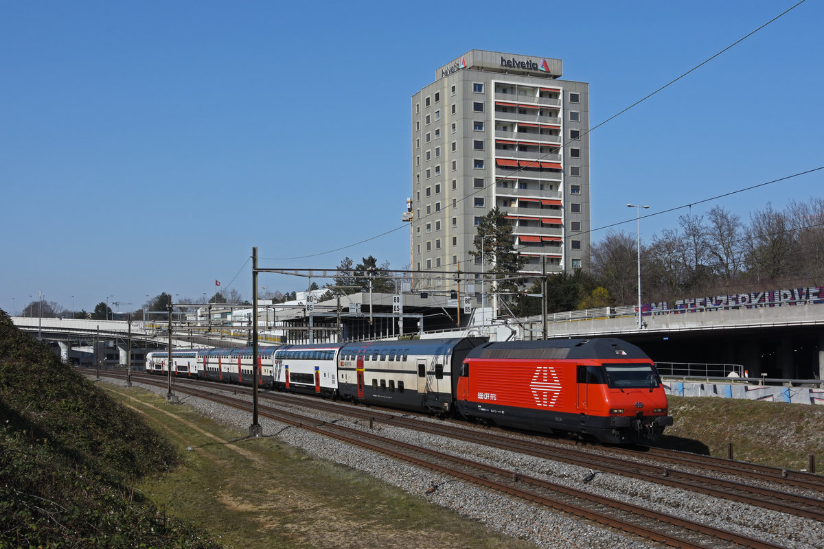 Re 460 092-0 fährt Richtung Bahnhof Muttenz. Die Aufnahme stammt vom 25.02.2021.
