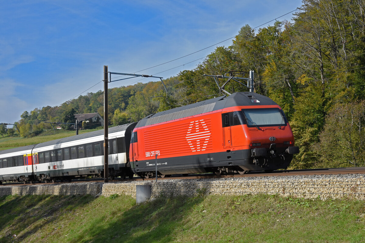 Re 460 092-0 fährt Richtung Bahnhof Gelterkinden. Die Aufnahme stammt vom 18.10.2021.