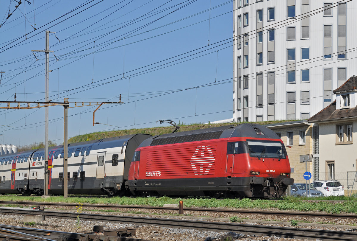Re 460 093-8 durchfährt den Bahnhof Pratteln. Die Aufnahme stammt vom 10.04.2017.