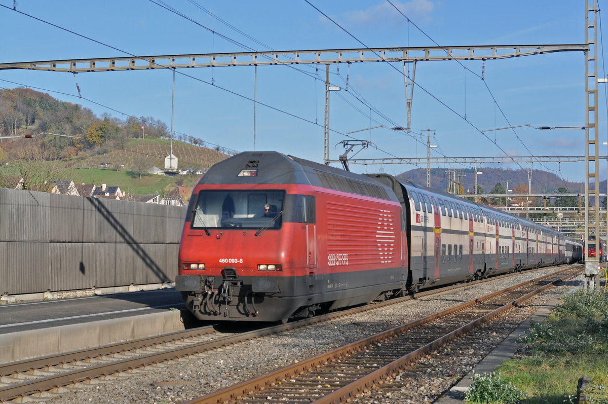 Re 460 093-8 durchfährt den Bahnhof Gelterkinden. Die Aufnahme stammt vom 14.11.2017.