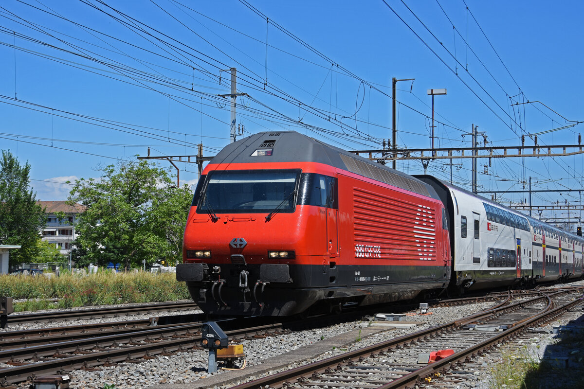 Re 460 093-8 durchfährt den Bahnhof Pratteln. Die Aufnahme stammt vom 10.07.2022.