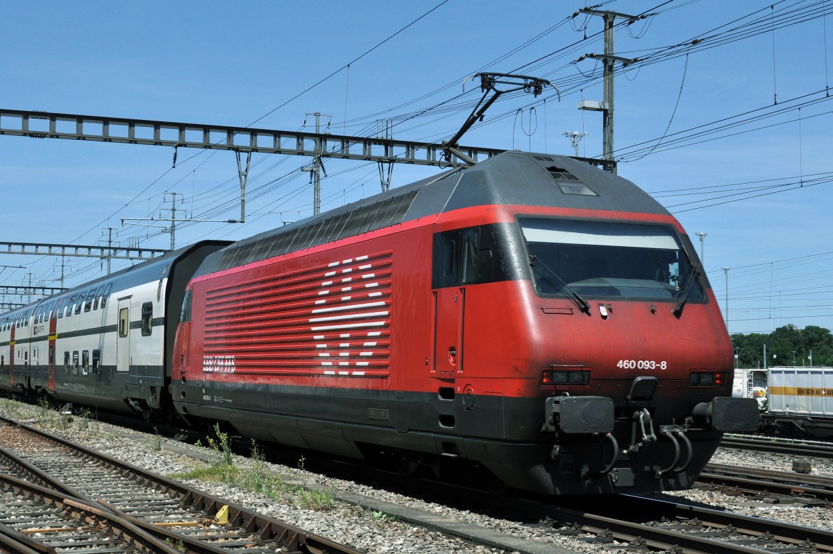 Re 460 093-8 durchfährt den Bahnhof Muttenz. Die Aufnahme stammt vom 03.07.2014.
