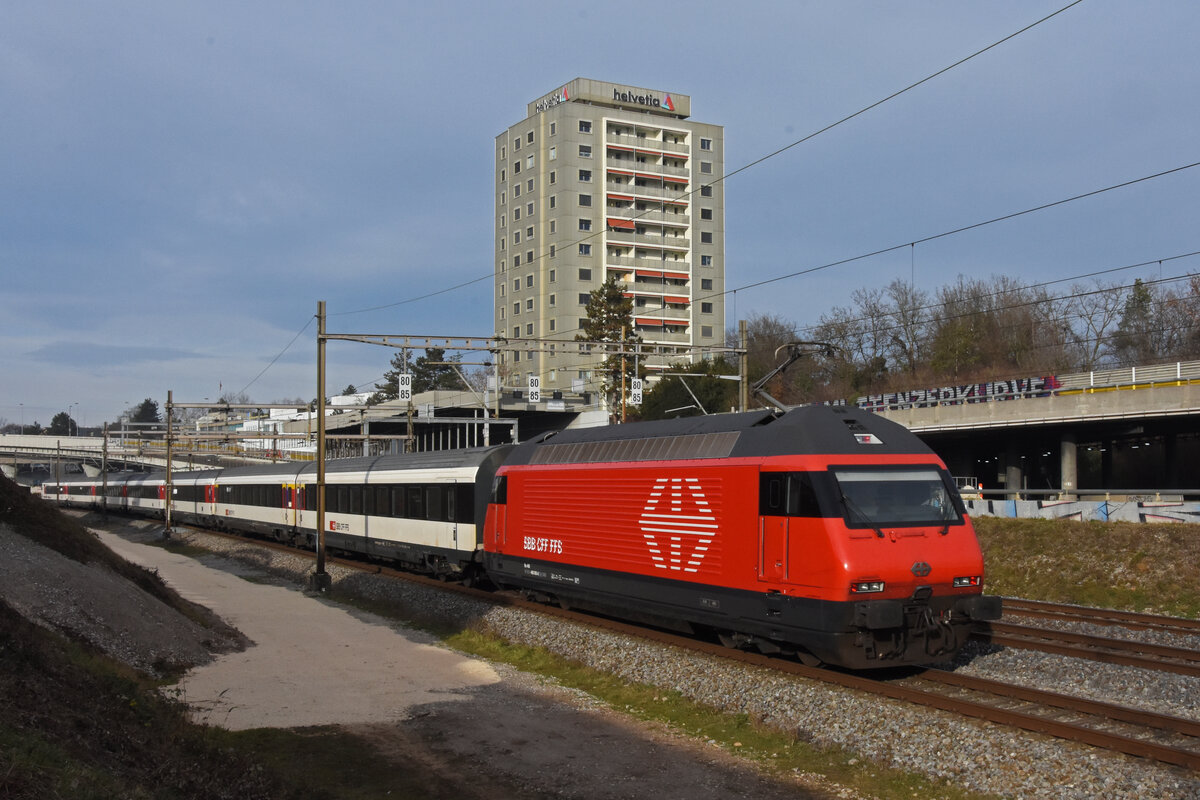 Re 460 093-8 fährt Richtung Bahnhof SBB. Die Aufnahme stammt vom 23.12.2021.