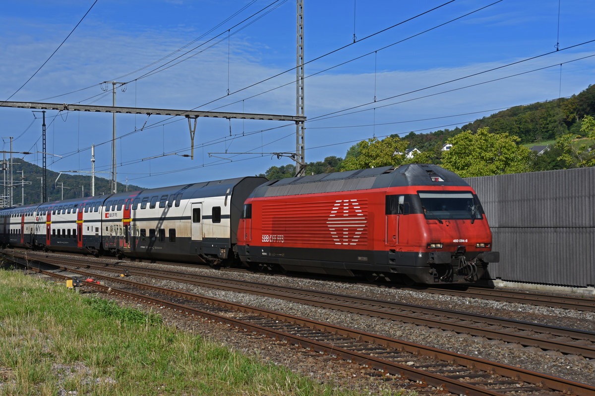 Re 460 094-6 durchfährt den Bahnhof Gelterkinden. Die Aufnahme stammt vom 25.08.2020.