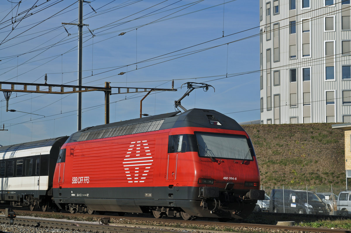 Re 460 094-6 durchfährt den Bahnhof Pratteln. Die Aufnahme stammt vom 08.12.2016.