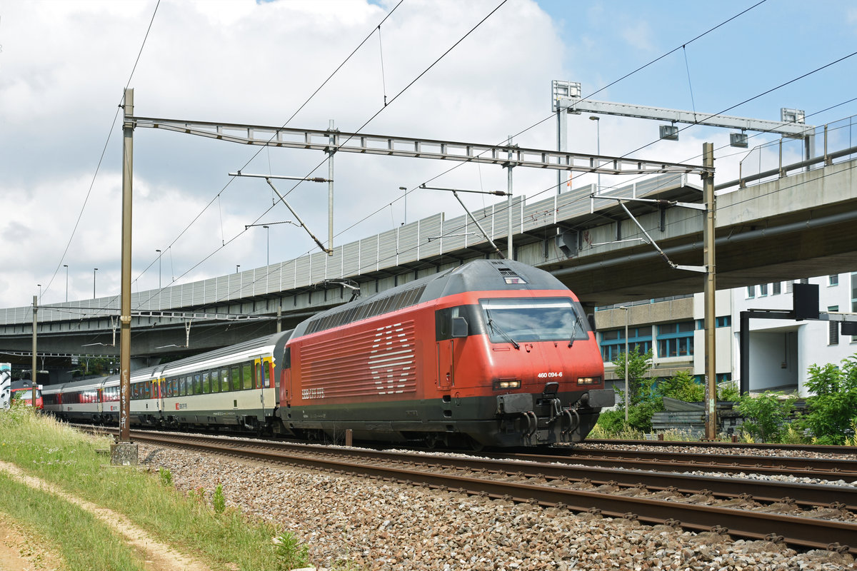 Re 460 094-6 fährt Richtung Bahnhof Muttenz. Die Aufnahme stammt vom 08.06.2018.