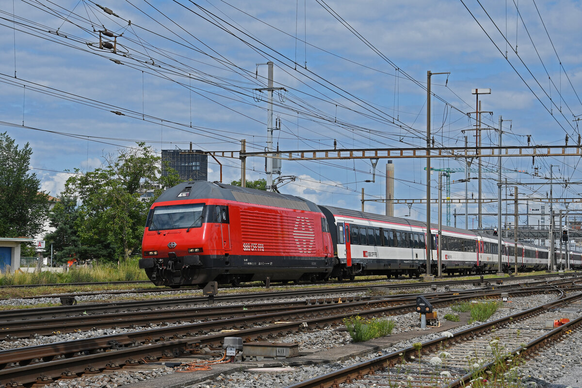 Re 460 095-3 durchfährt am 17.07.2024 den Bahnhof Pratteln.