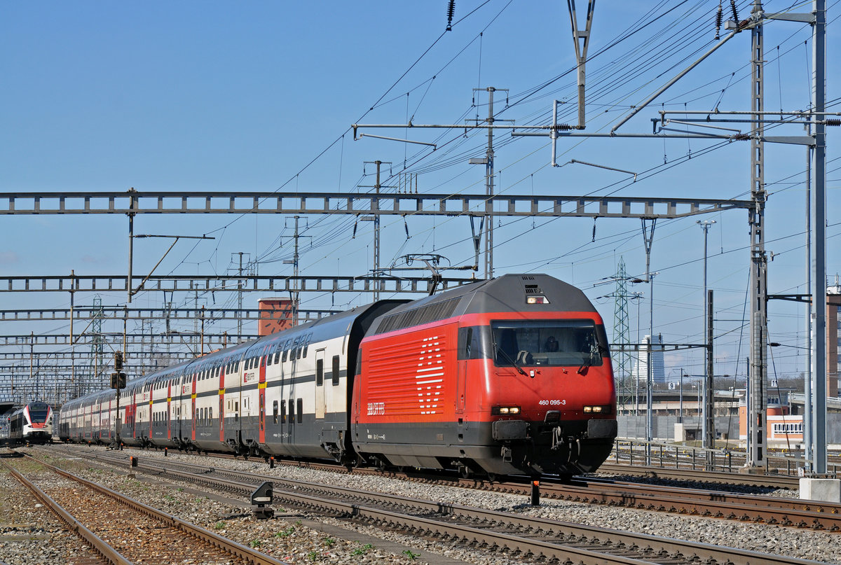 Re 460 095-3 durchfährt den Bahnhof Muttenz. Die Aufnahme stammt vom 10.03.2017.