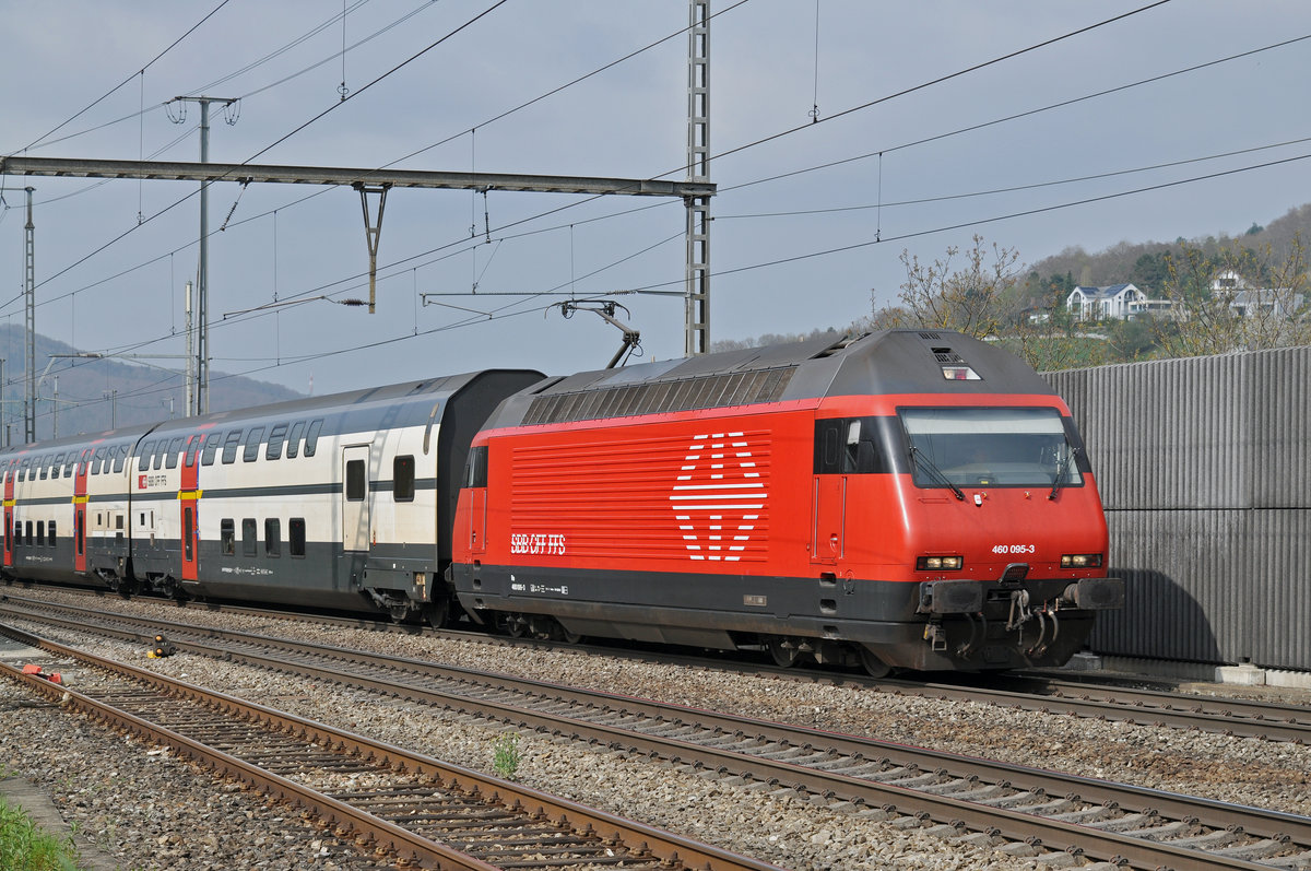 Re 460 095-3 durchfährt den Bahnhof Gelterkinden. Die Aufnahme stammt vom 06.04.2017.