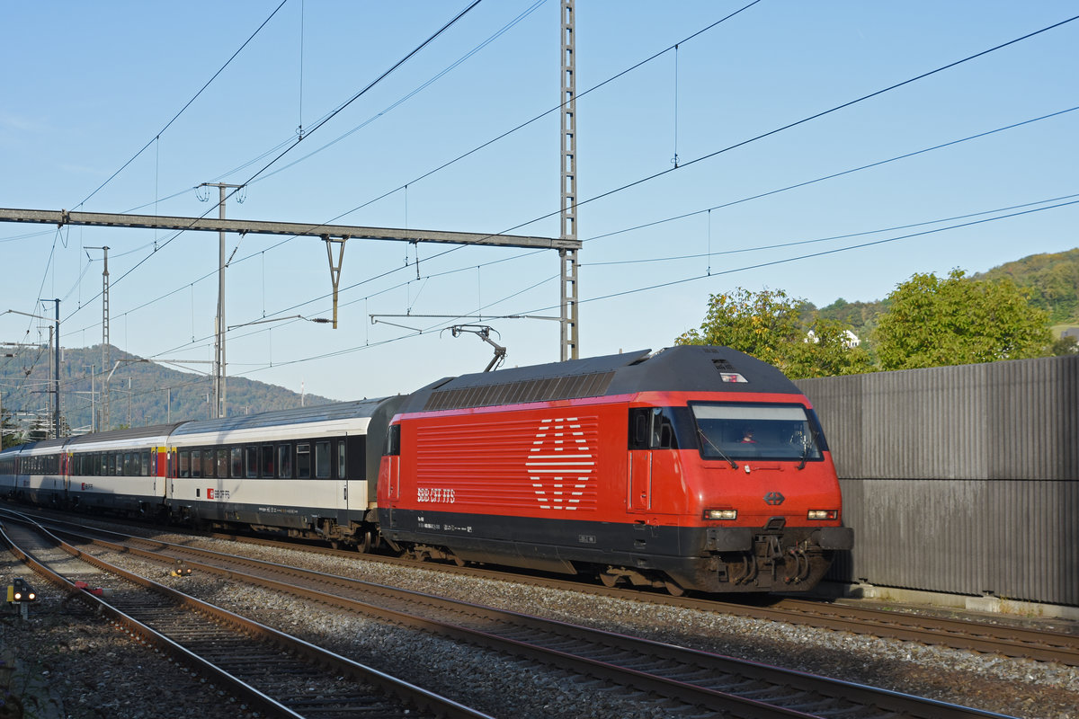 Re 460 095-3 durchfährt den Bahnhof Gelterkinden. Die Aufnahme stammt vom 17.09.2019.