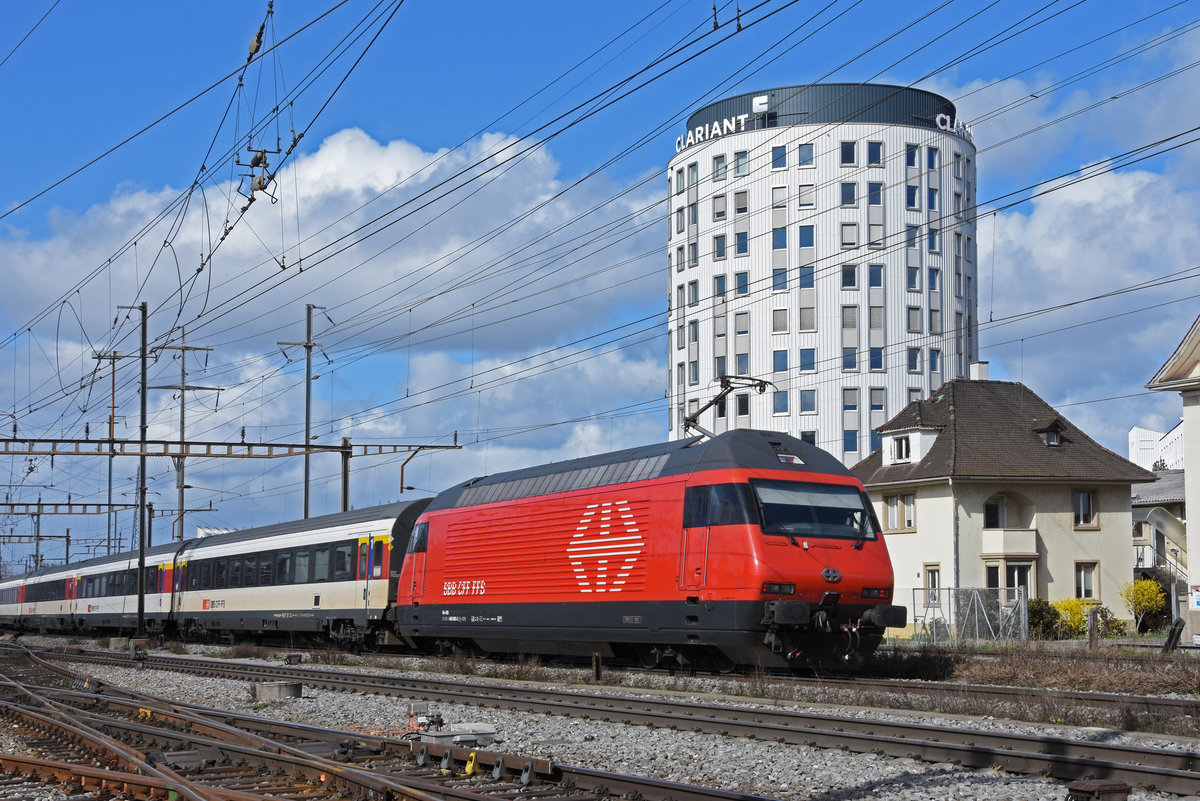 Re 460 095-3 durchfährt den Bahnhof Pratteln. Die Aufnahme stammt vom 12.03.2021.