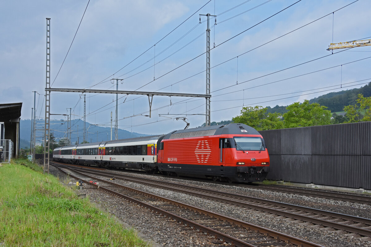 Re 460 095-3 durchfährt den Bahnhof Gelterkinden. Die Aufnahme stammt vom 17.08.2021.