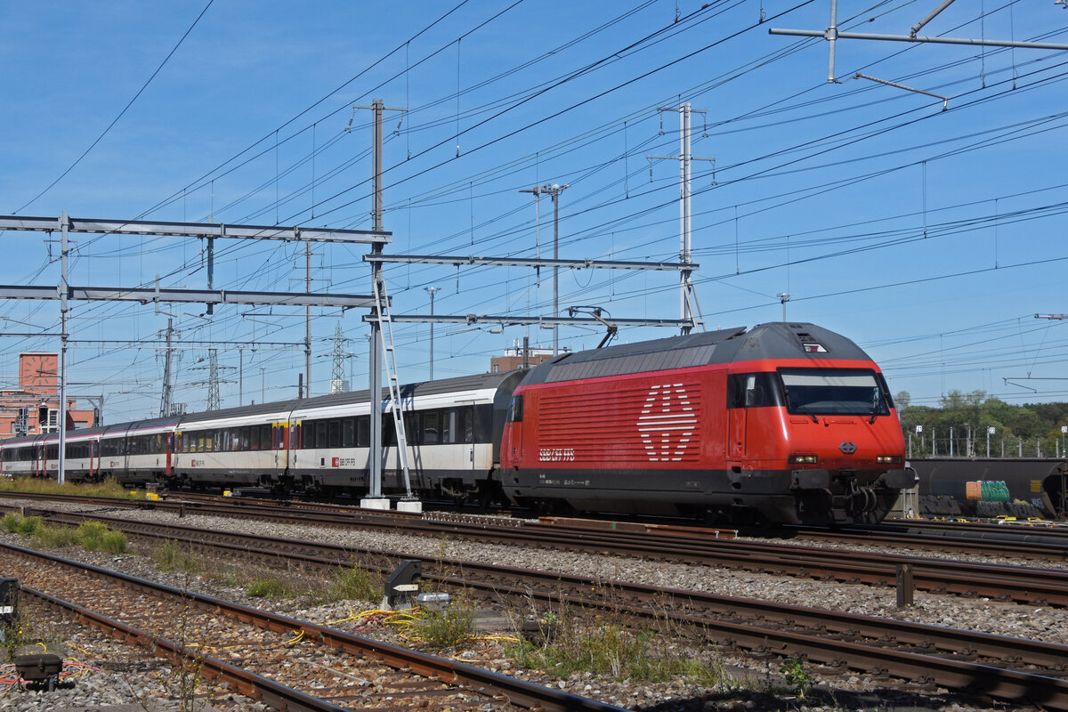 Re 460 096-1 durchfährt am 04.09.2023 den Bahnhof Muttenz.