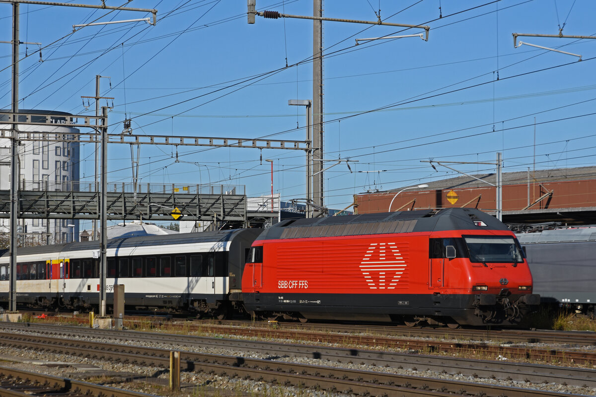 Re 460 096-1 durchfährt den Bahnhof Pratteln. Die Aufnahme stammt vom 23.10.2021.