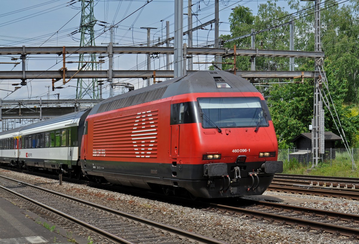 Re 460 096-1 durchfährt den Bahnhof Muttenz. Die Aufnahme stammt vom 23.05.2015.