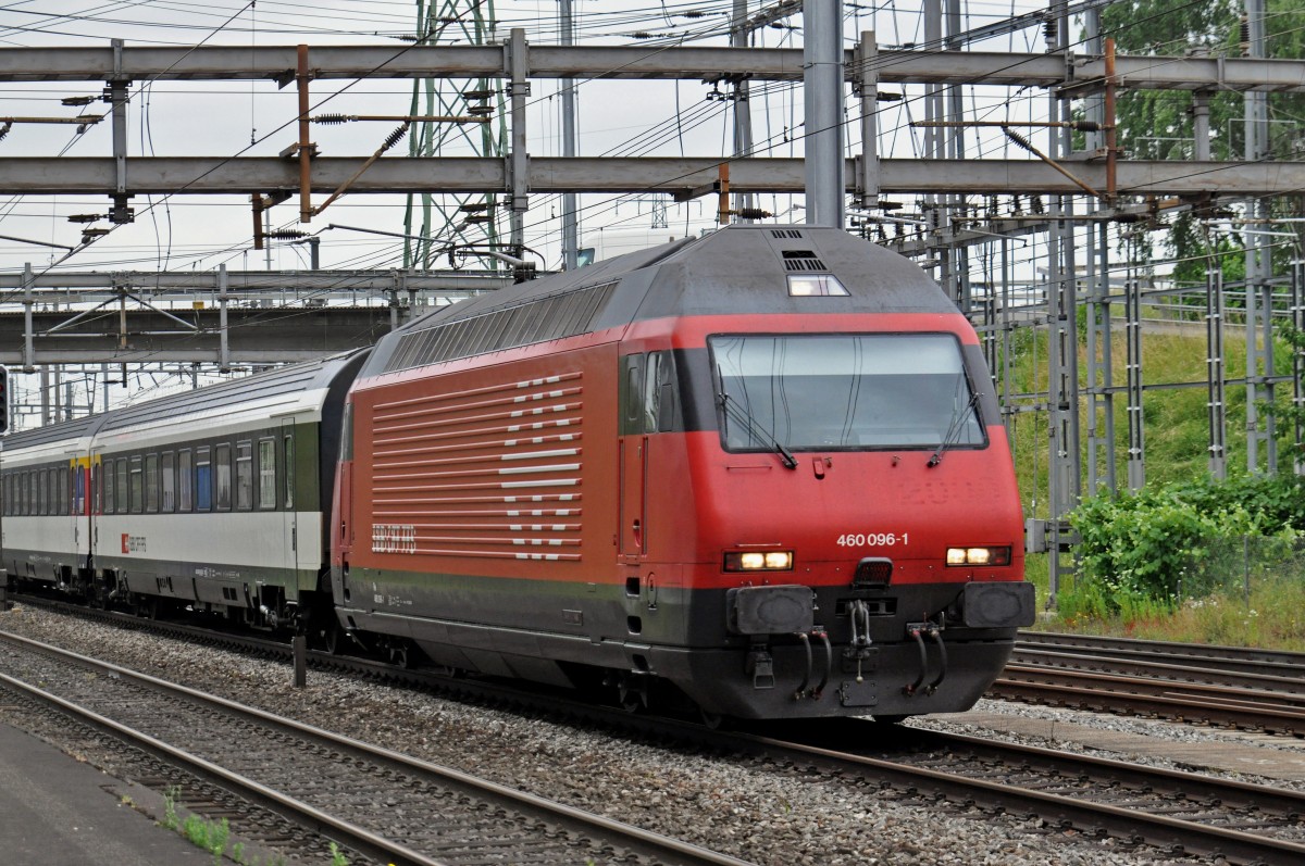 Re 460 096-1 durchfährt den Bahnhof Muttenz. Die Aufnahme stammt vom 09.06.2015.