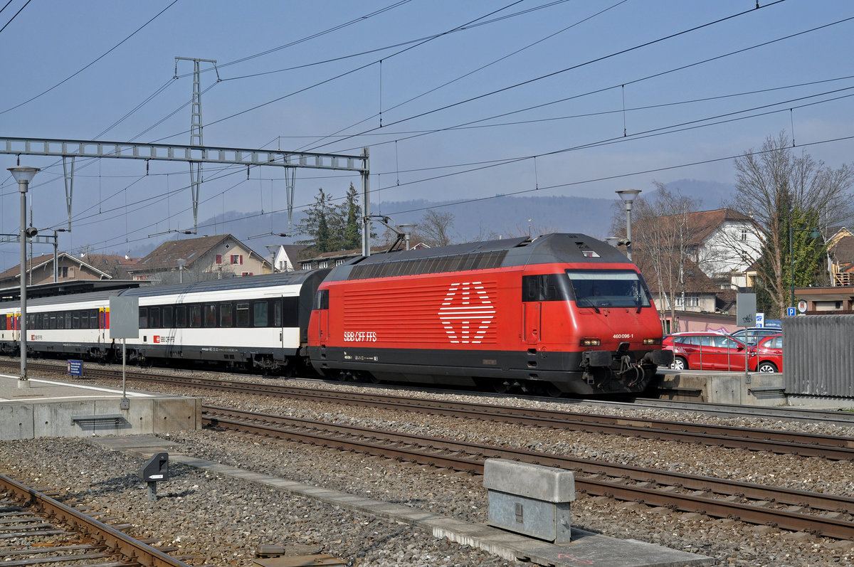 Re 460 096-1 durchfährt den Bahnhof Sissach. Die Aufnahme stammt vom 11.03.2016.