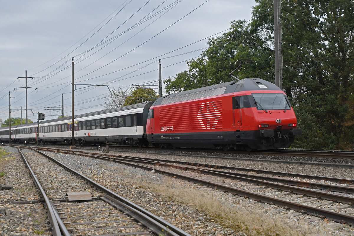 Re 460 096-1 fährt am 18.10.2023 Richtung Bahnhof Kaiseraugst.