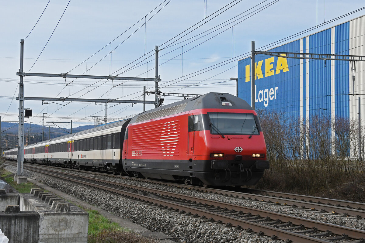 Re 460 096-1 fährt am 26.02.2024 Richtung Station Itingen.