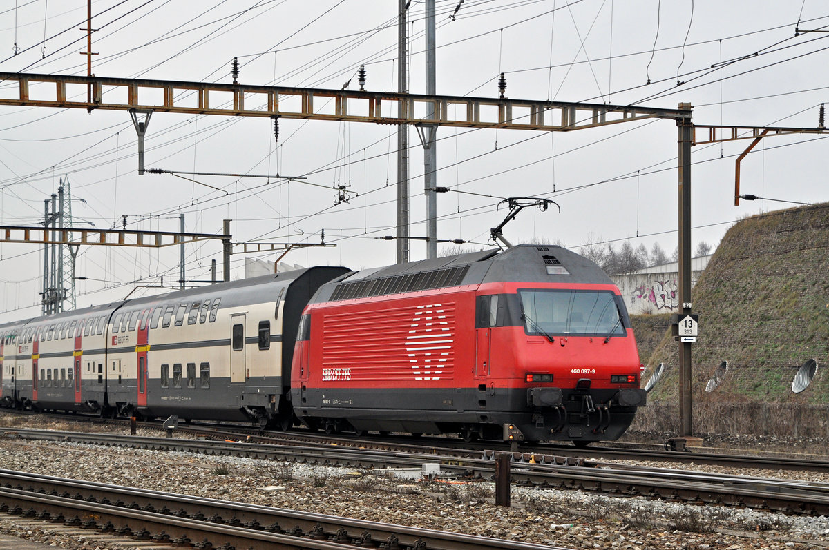 Re 460 097-9 durchfährt den Bahnhof Pratteln. Die Aufnahme stammt vom 07.02.2017.