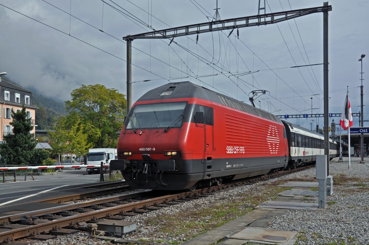 Re 460 097-9 verlässt den Bahnhof Interlaken Ost. Die Aufnahme stammt vom 11.10.2014.