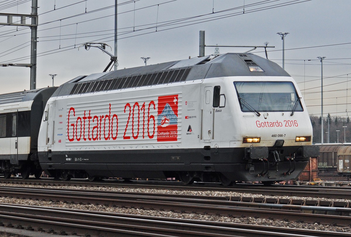 Re 460 098-4 mit einer Gottardo 2016 Werbung, durchfährt den Bahnhof Muttenz. Die Aufnahme stammt vom 05.02.2016.