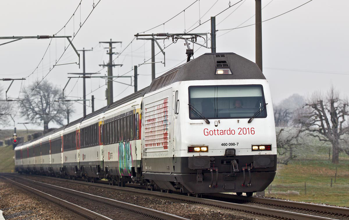Re 460 098-7 braust in Möhlin mit einem IC aus Basell SBB nach Zürich HB vorbei.Bild vom 7.12.2016