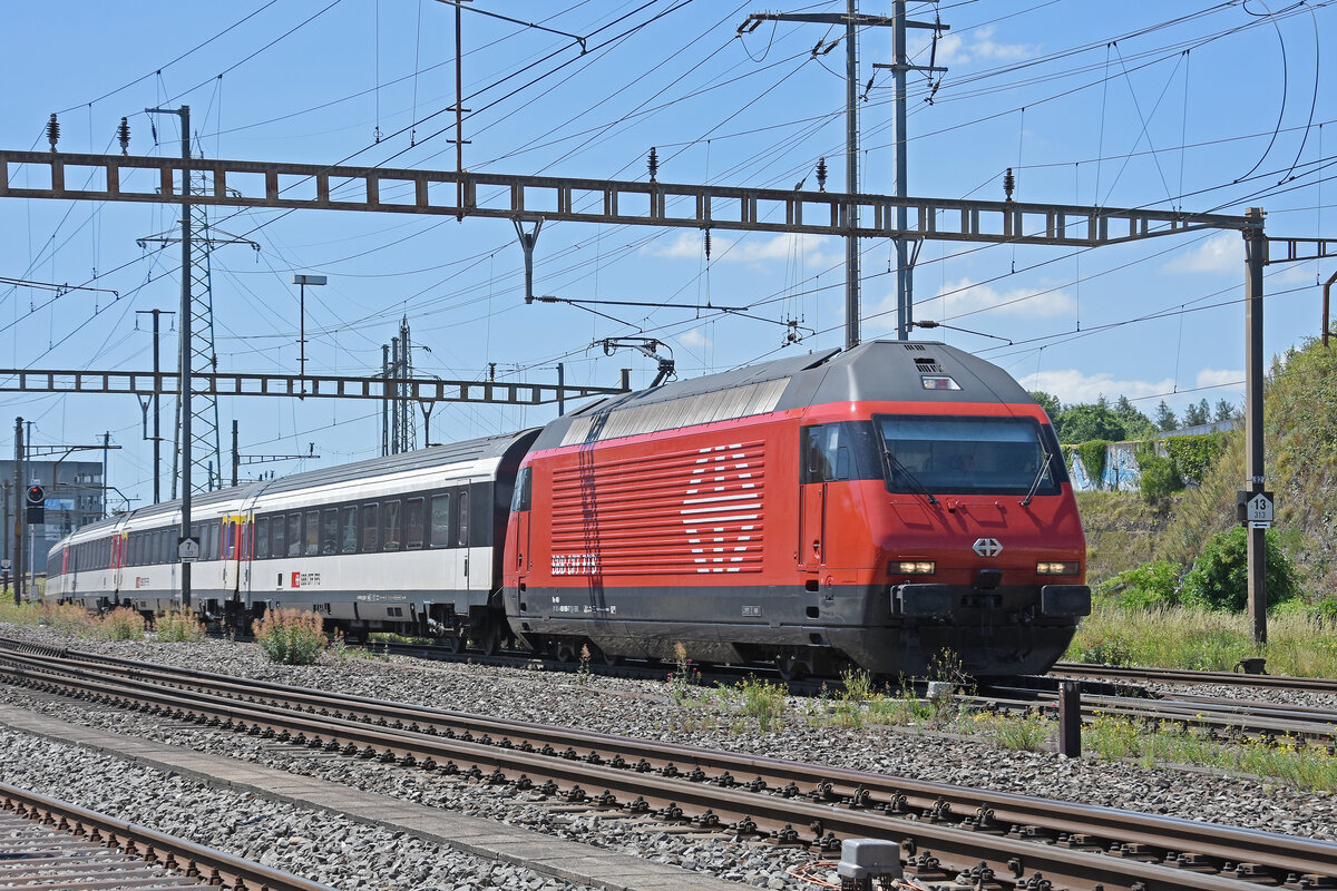 Re 460 098-7 durchfährt am 13.06.2023 den Bahnhof Pratteln.