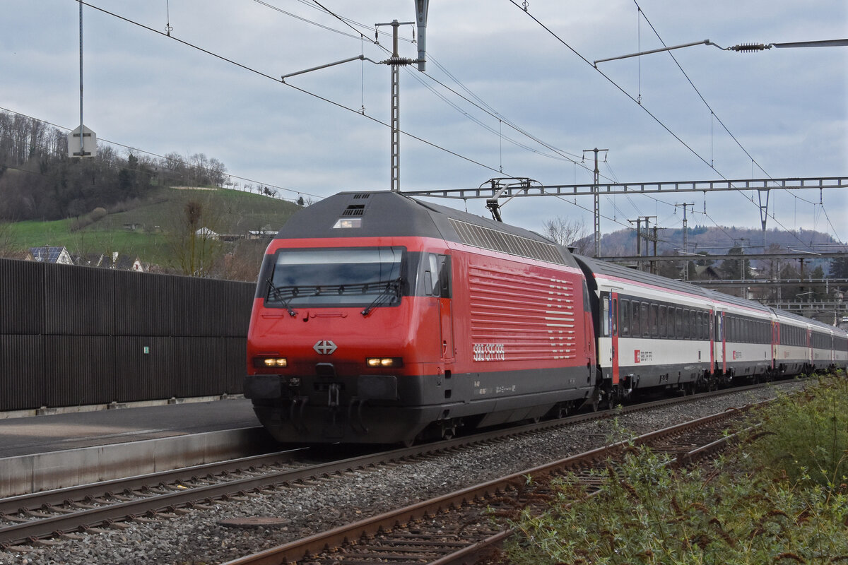 Re 460 098-7 durchfährt am 11.03.2024 den Bahnhof Gelterkinden.
