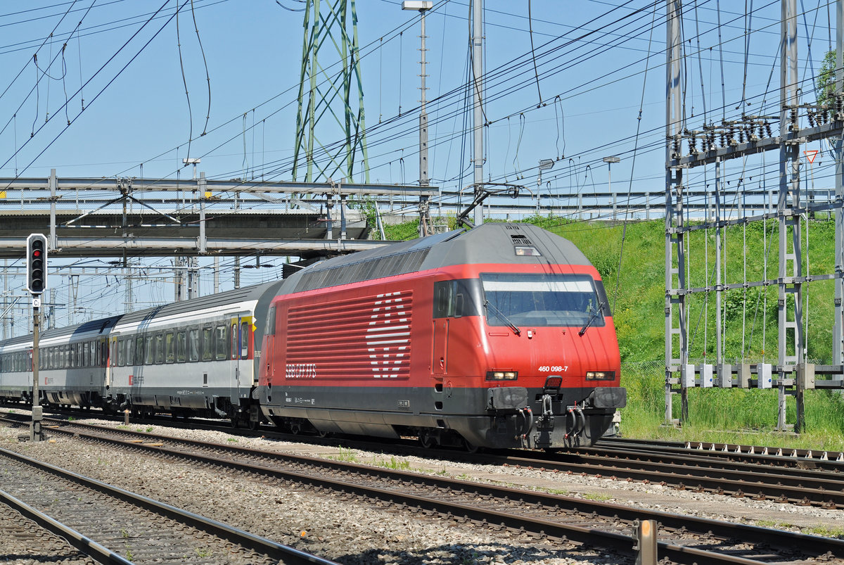Re 460 098-7 durchfährt den Bahnhof Muttenz. Die Aufnahme stammt vom 29.05.2017.