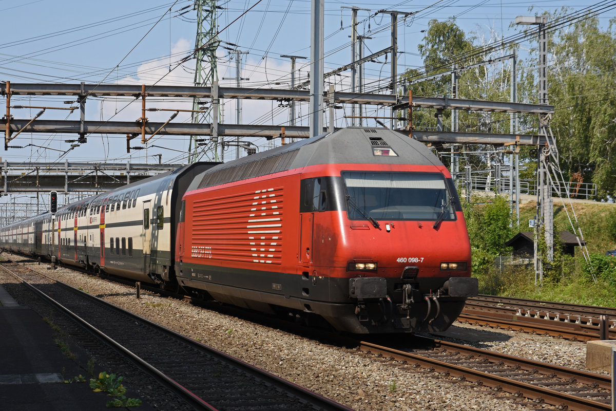 Re 460 098-7 durchfährt den Bahnhof Muttenz. Die Aufnahme stammt vom 29.08.2019.
