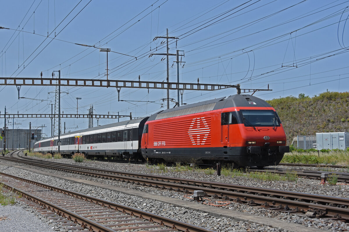 Re 460 098-7 durchfährt den Bahnhof Pratteln. Die Aufnahme stammt vom 18.06.2022.