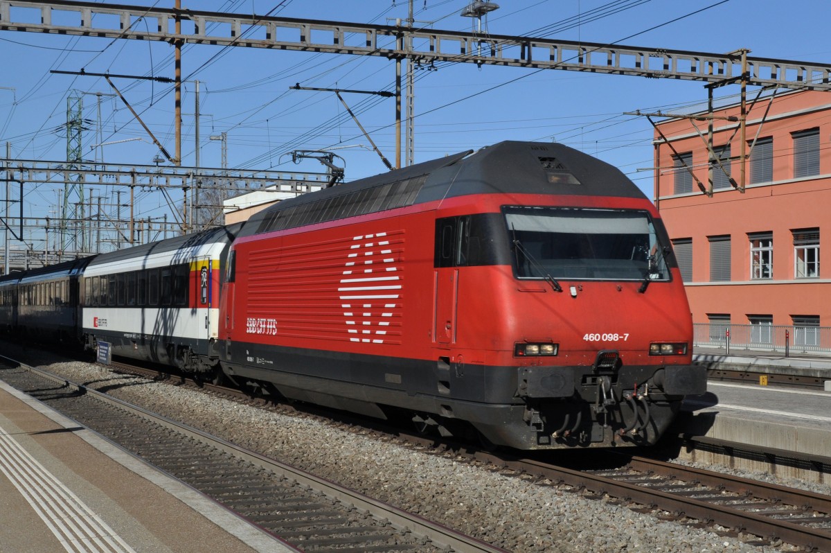 Re 460 098-7 durchfährt den Bahnhof Muttenz. Die Aufnahme stammt vom 20.02.2014.