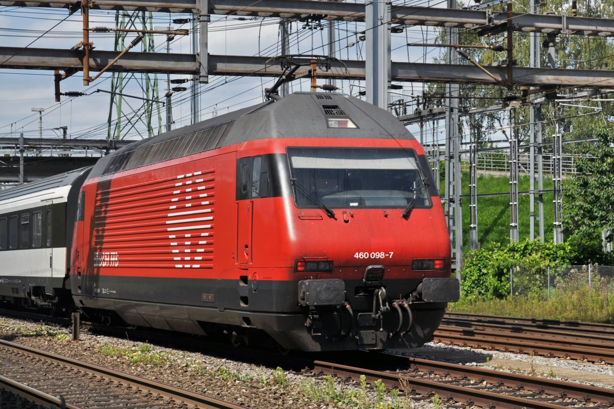 Re 460 098-7 durchfährt den Bahnhof Muttenz. Die Aufnahme stammt vom 22.08.2014.