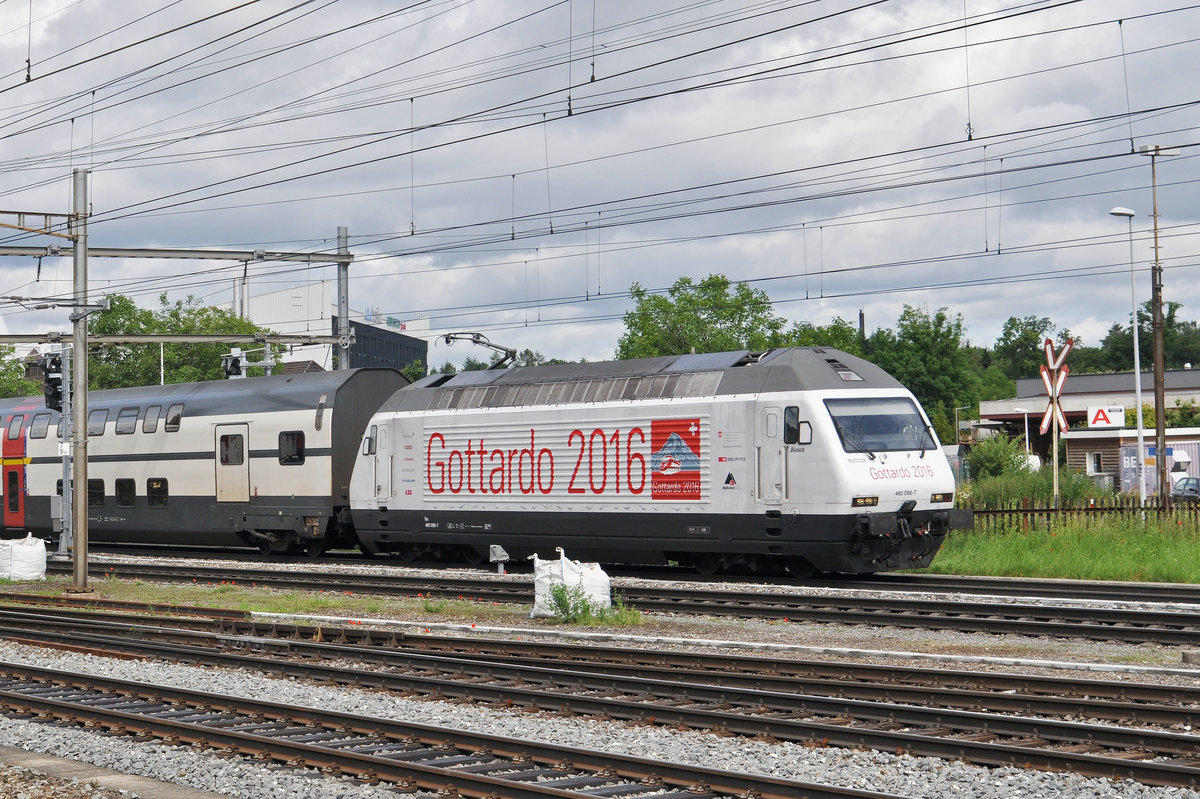 Re 460 098-7 durchfährt den Bahnhof Pratteln. Die Aufnahme stammt vom 18.06.2016.