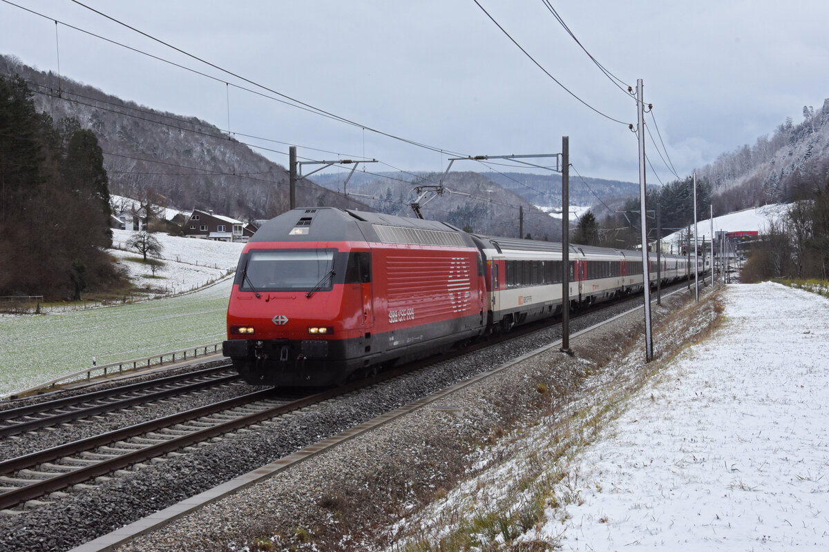 Re 460 098-7 fährt Richtung Bahnhof Gelterkinden. Die Aufnahme stammt vom 01.02.2022.