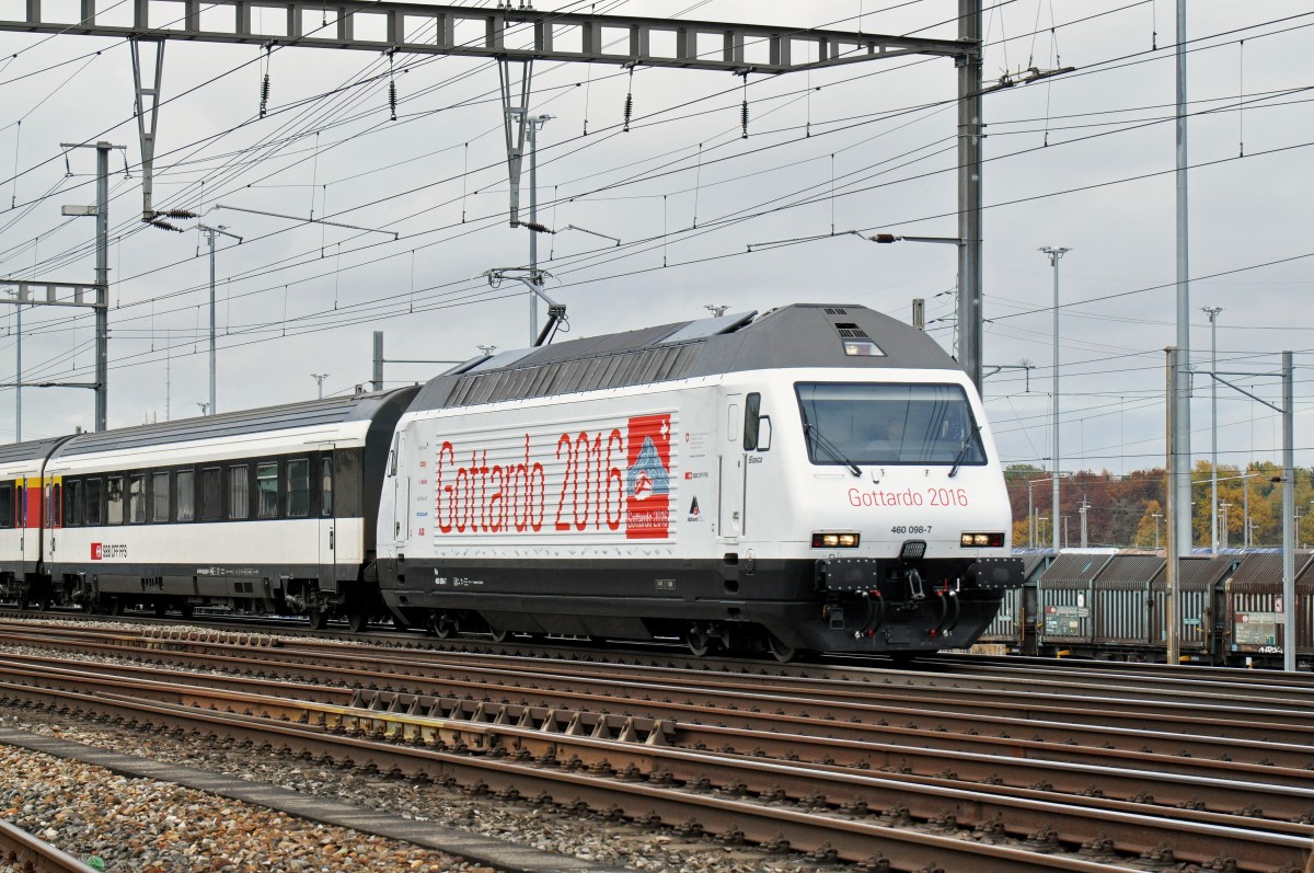 Re 460 098-7, mit der Gottardo 2016 Werbung, durchfährt den Bahnhof Muttenz. Die Aufnahme stammt vom 29.10.2015.