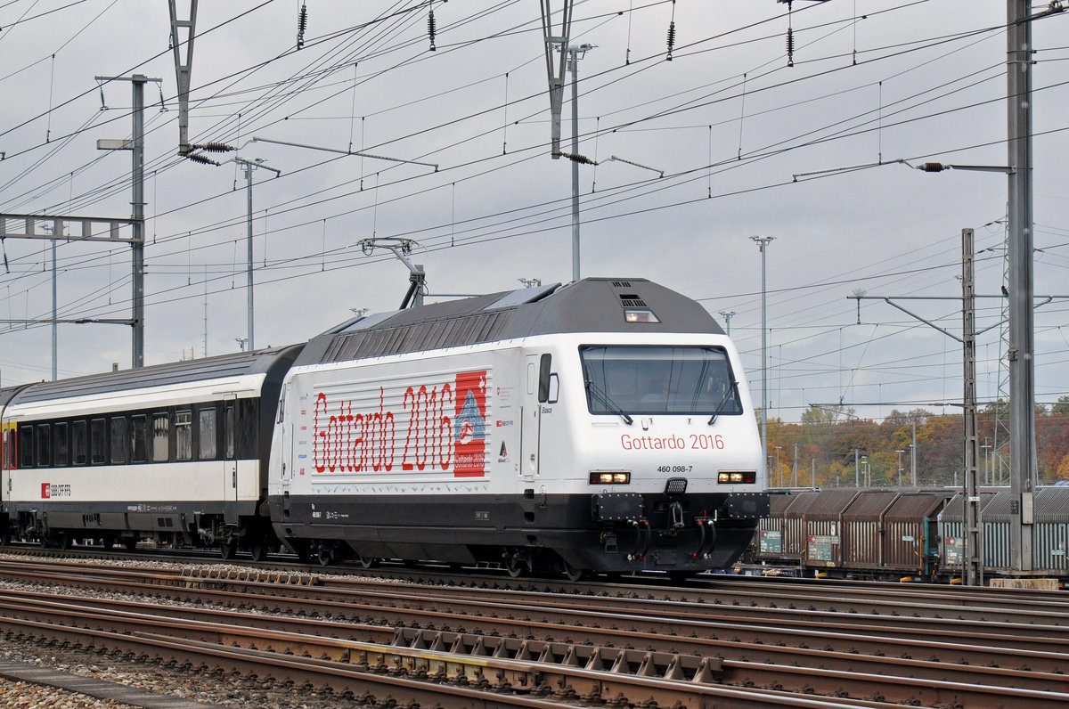 Re 460 098-7, mit einer Werbung für Gottardo 2016, durchfährt den Bahnhof Muttenz. Die Aufnahme stammt vom 29.10.2015.