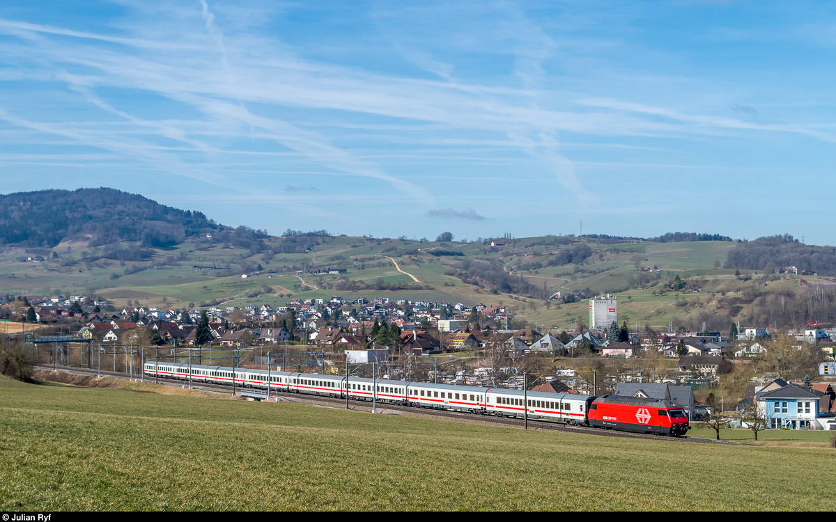 Re 460 098 hat vor kurzem ihre Gottardo-2016-Werbung verloren und präsentiert sich wieder in schönstem SBB-Rot. Am 25. Februar 2017 ist sie mit IC 207 Frankfurt - Zürich bei Frick unterwegs. Dieser Zug verkehrt normalerweise über die Hauenstein-Basislinie, die aber an den Wochenenden vom 25./26. Februar und 4./5. März 2017 wegen Bauarbeiten gesperrt ist.