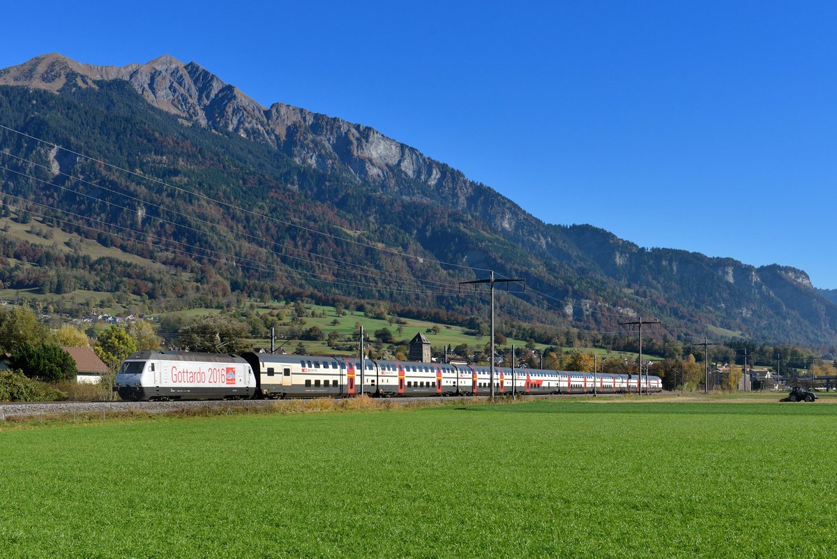 Re 460 098 mit einem IC am 29.10.2016 bei Maienfeld.