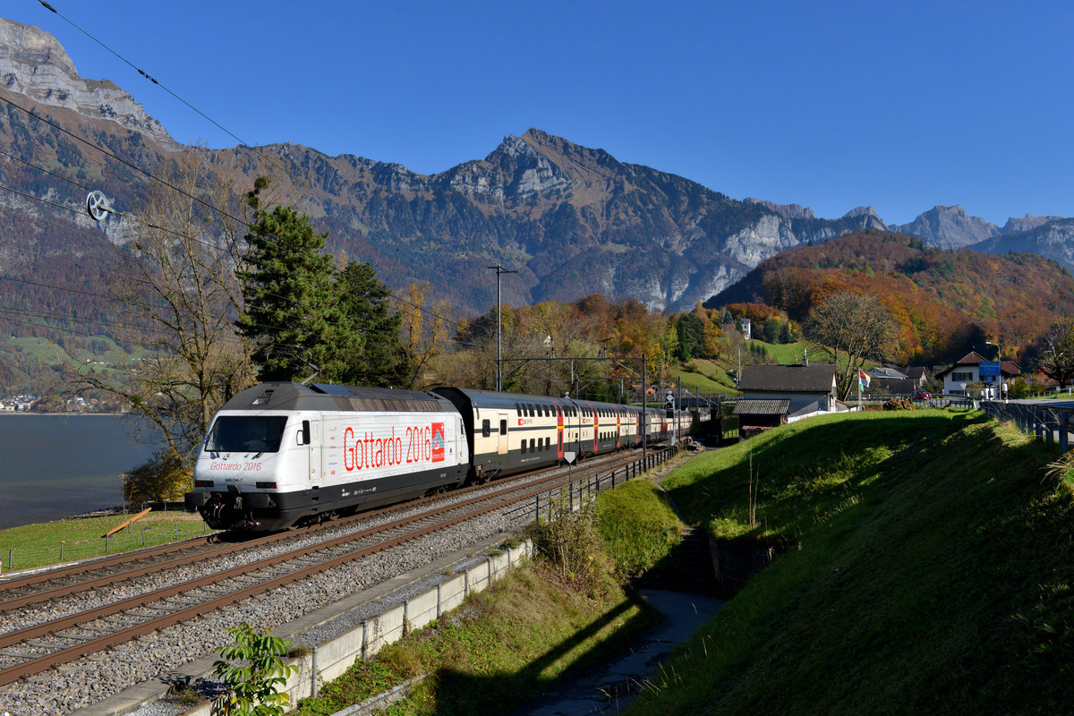 Re 460 098 mit einem IC am 29.10.2016 bei Mols. 