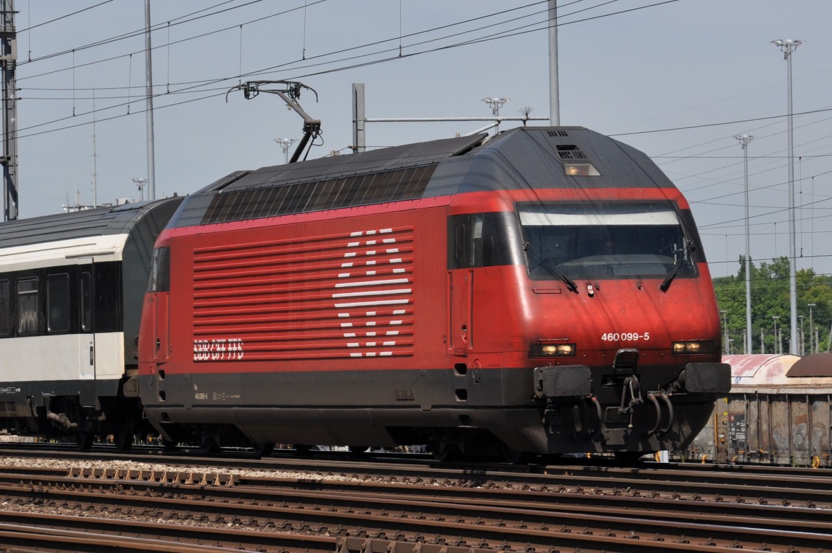 Re 460 099-5 durchfährt den Bahnhof Muttenz. Die Aufnahme stammt vom 05.05.2014.