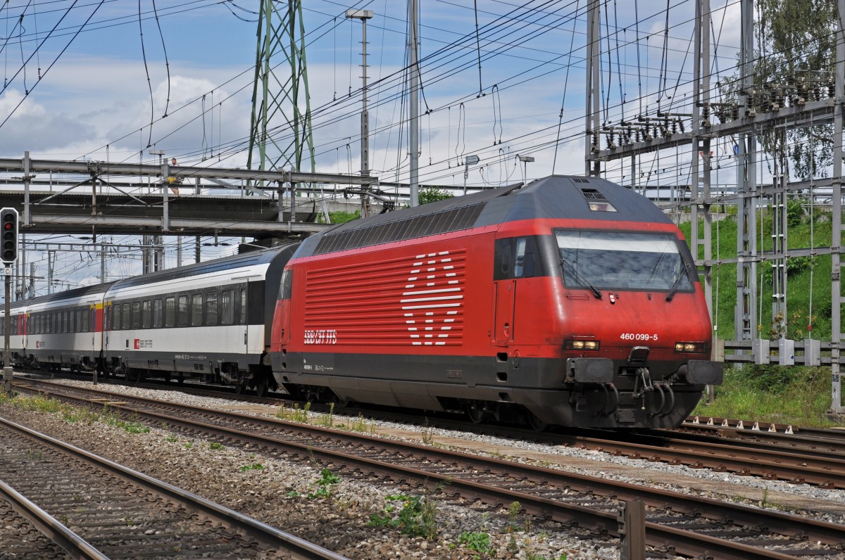 Re 460 099-5 durchfährt den Bahnhof Muttenz. Die Aufnahme stammt vom 18.08.2014.