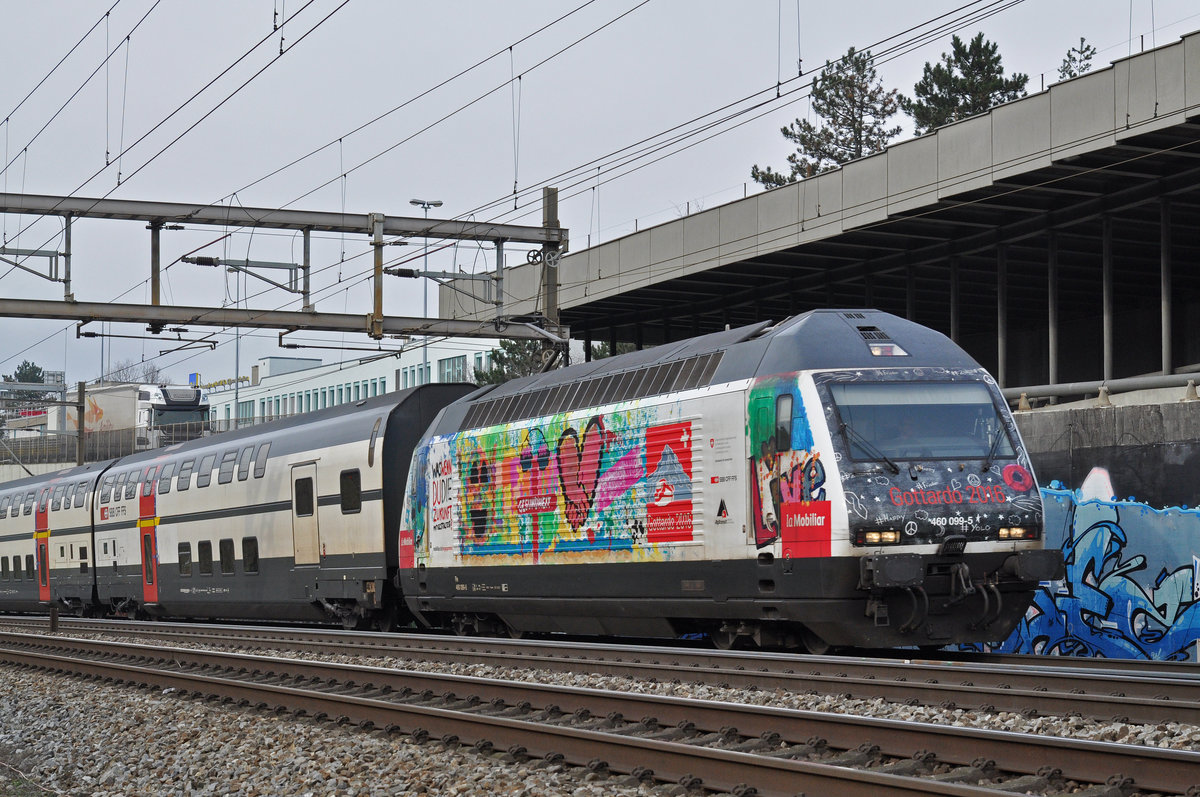 Re 460 099-5, mit der Mobiliar/Gottadro 2016 Werbung, fährt Richtung Bahnhof Muttenz. Die Aufnahme stammt vom 05.02.2018.