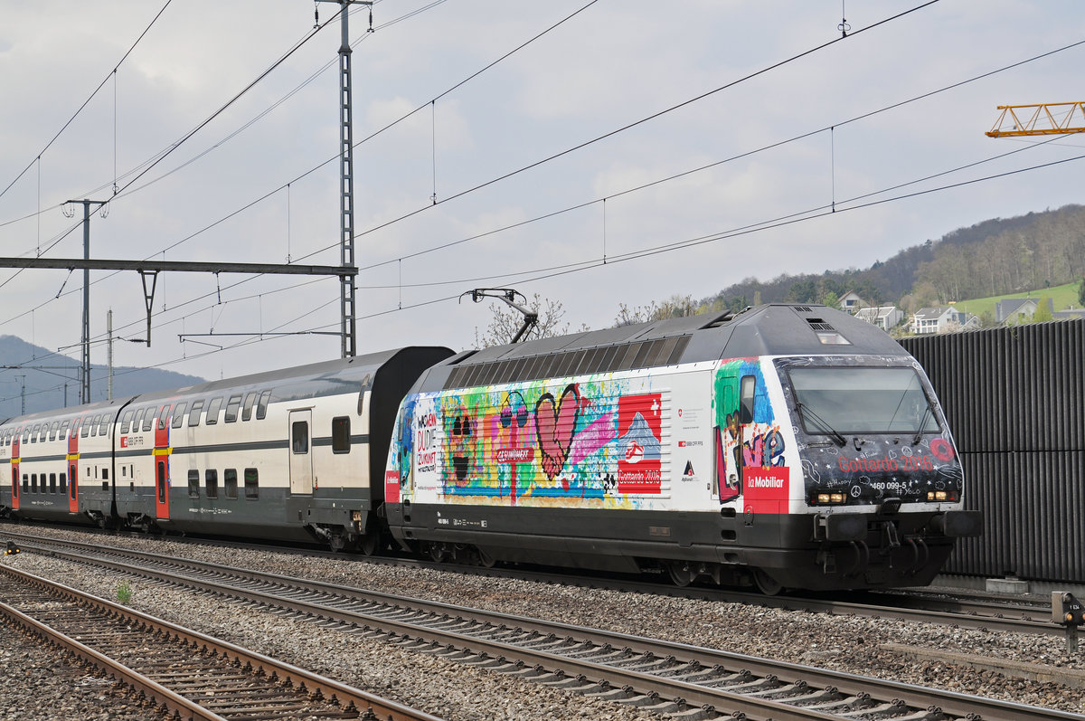 Re 460 099-5, mit der Mobiliar/Gottardo 2016 Werbung, durchfährt den Bahnhof Gelterkinden. Die Aufnahme stammt vom 06.04.2017.