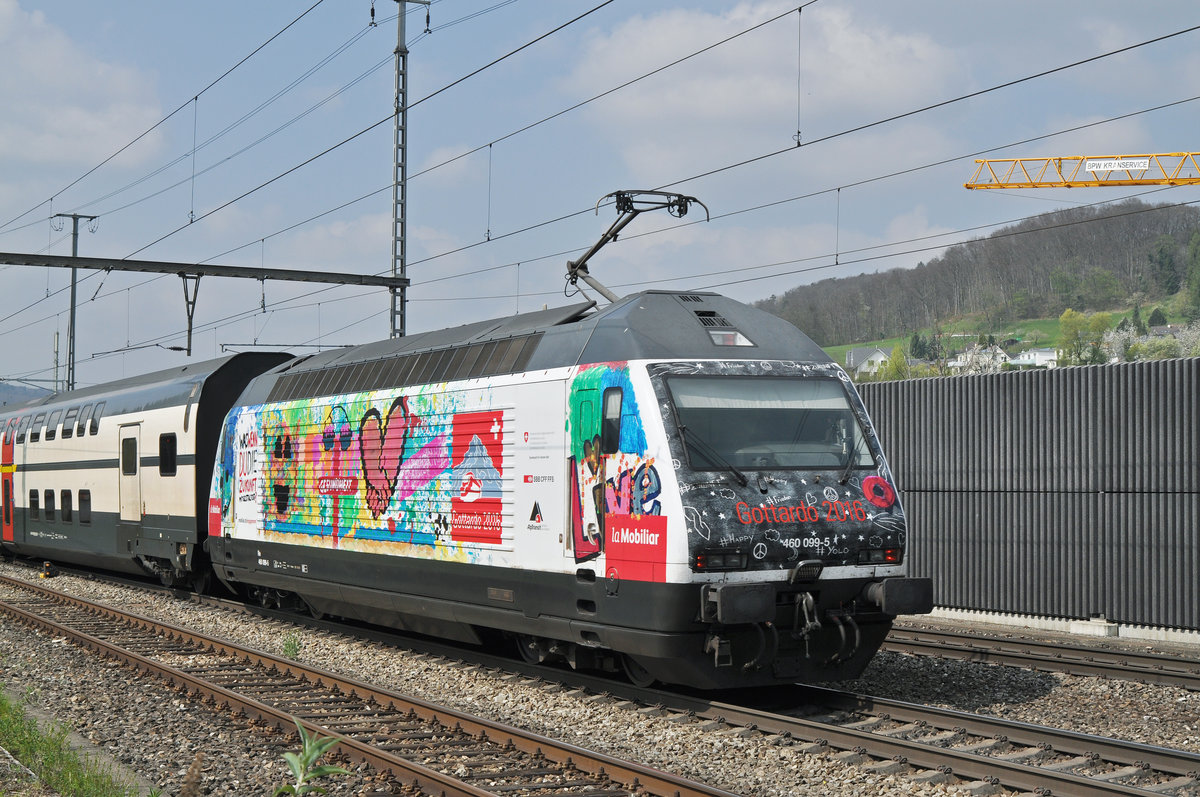 Re 460 099-5, mit der Mobiliar/Gottardo 2016 Werbung, durchfährt den Bahnhof Gelterkinden. Die Aufnahme stammt vom 06.04.2017.